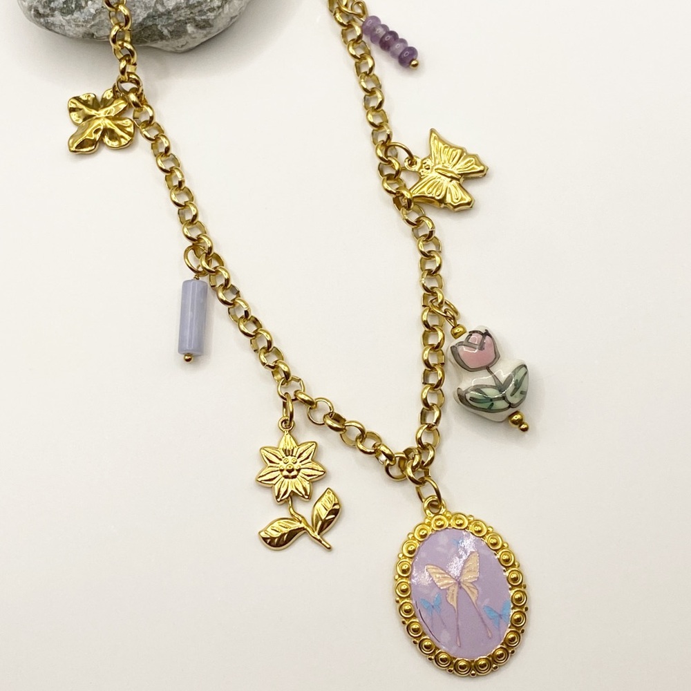 NEW Gold Charm Necklace With Floral Pendant - Picture 7 of 9